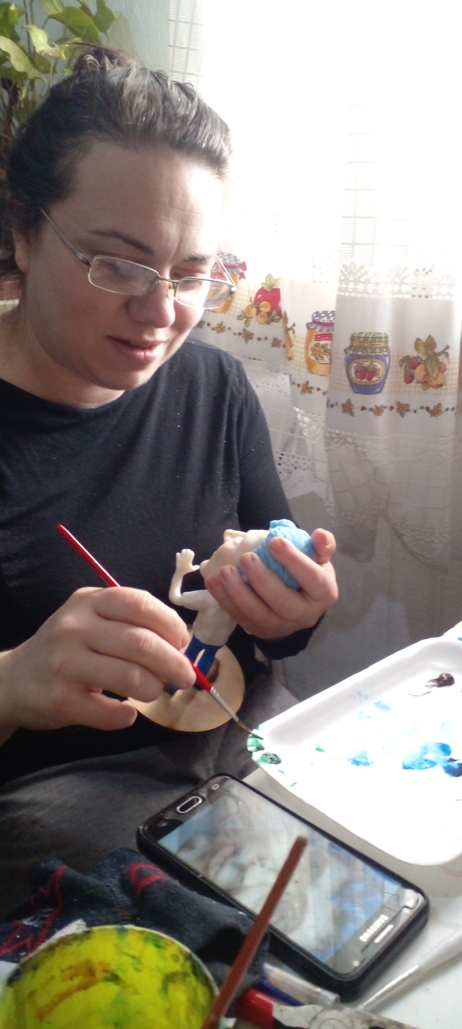 Eli trabajando en una figura artesanal